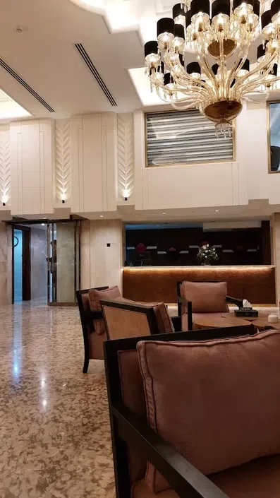 چلچراغ سفید آویزان از سقف